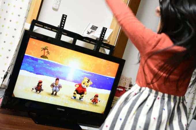 こどもちゃれんじぷちのDVDを見ながら踊る我が子