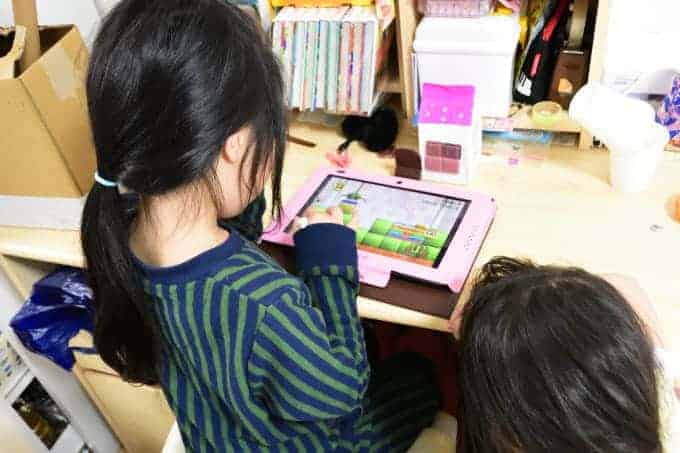 タブレット学習をする娘