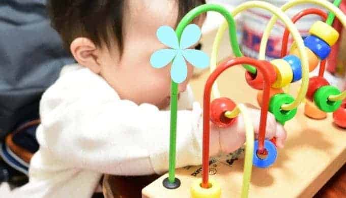 トイサブで届いたルーピングウーギーで遊ぶ子ども