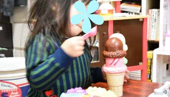 トイサブで届いたスコープ＆コーンアイスクリームコーンでままごとする子ども