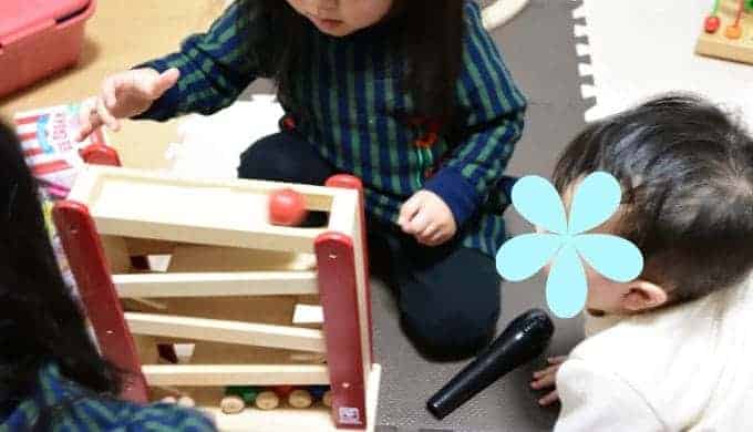 トイサブで届いたスロープトイで遊ぶ子ども
