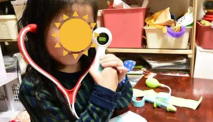 トイサブで届いたプリスクールメディカルセットで遊ぶ子どもたち