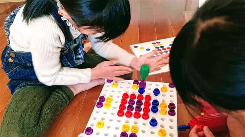 トイサブで届いたドリルでデザインで遊ぶ子ども