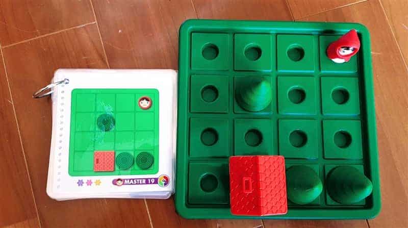 トイサブで届いた赤ずきんパズルで遊ぶ子どもたち