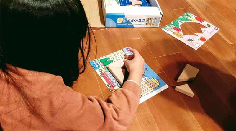 トイサブで届いたタングラムで勉強する子ども