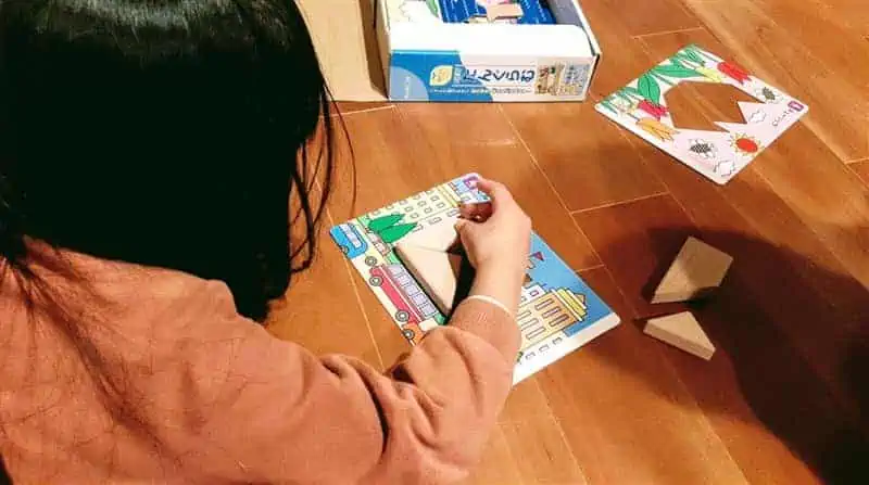 トイサブで届いたタングラムで勉強する子ども