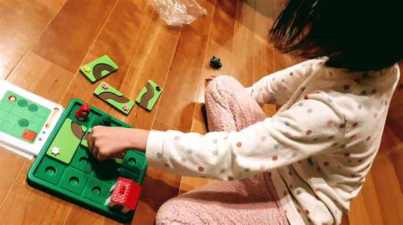 トイサブで届いた赤ずきんパズルで遊ぶ子ども達
