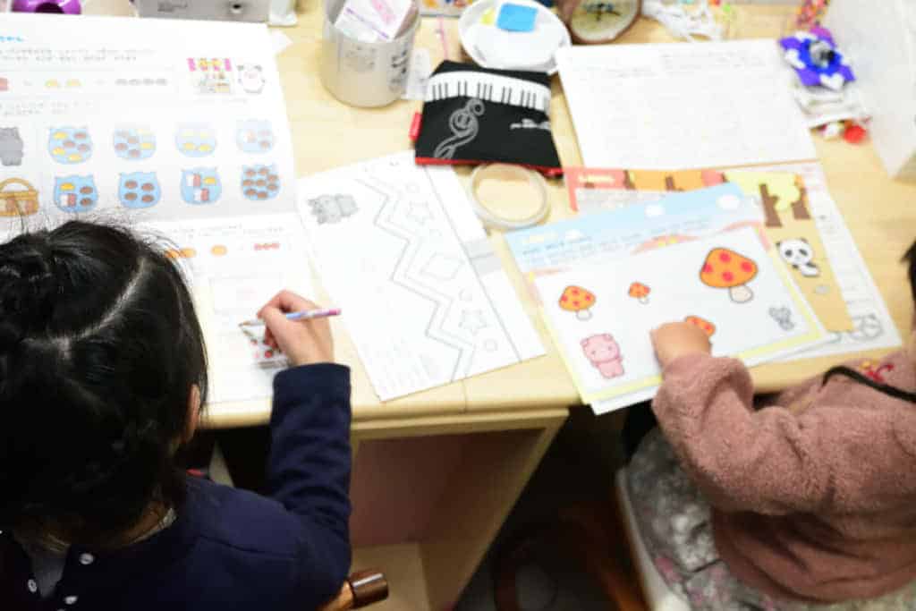 朝6時に姉妹で勉強する様子