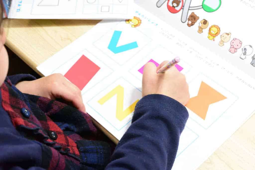 モコモコゼミ図形問題を解く長女