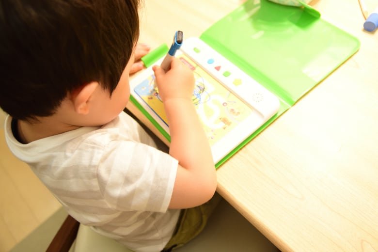 こどもちゃれんじ年中コースで遊ぶ2歳児