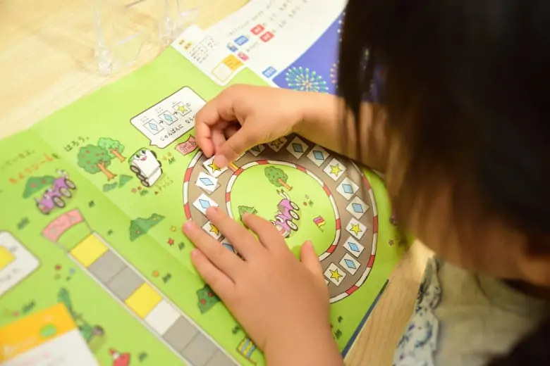 こどもちゃれんじ4歳コースの図形と知恵の問題を解く子ども