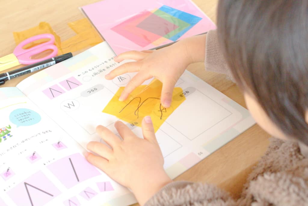 ワンダーボックス イロイロファクトリー パズルを解く子ども