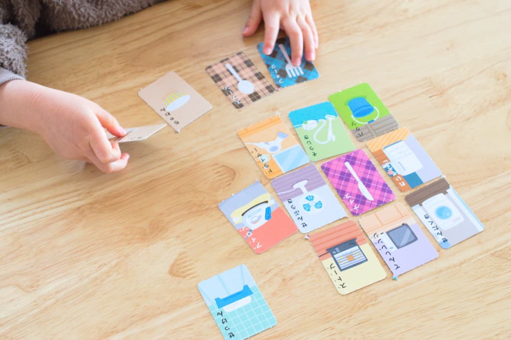 こどもちゃれんじ すてっぷ 思考力特化コース 仲間集めゲームをする子ども