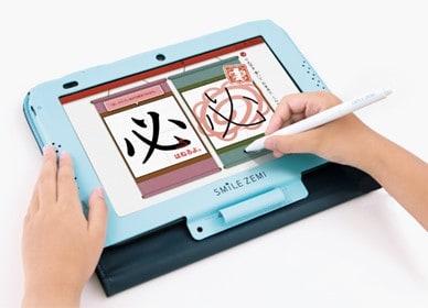 スマイルゼミ小学講座：紙教材に近い書き心地！高性能タブレット
