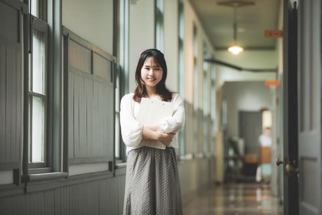 社会人|教員免許|実習なし|通信|廊下にたつ女性