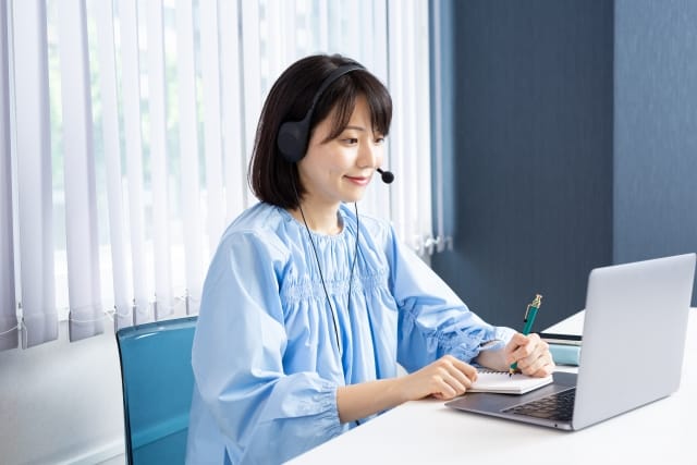 社会人|教員免許|通信|ヘッドセットをしてパソコンに向かう女性