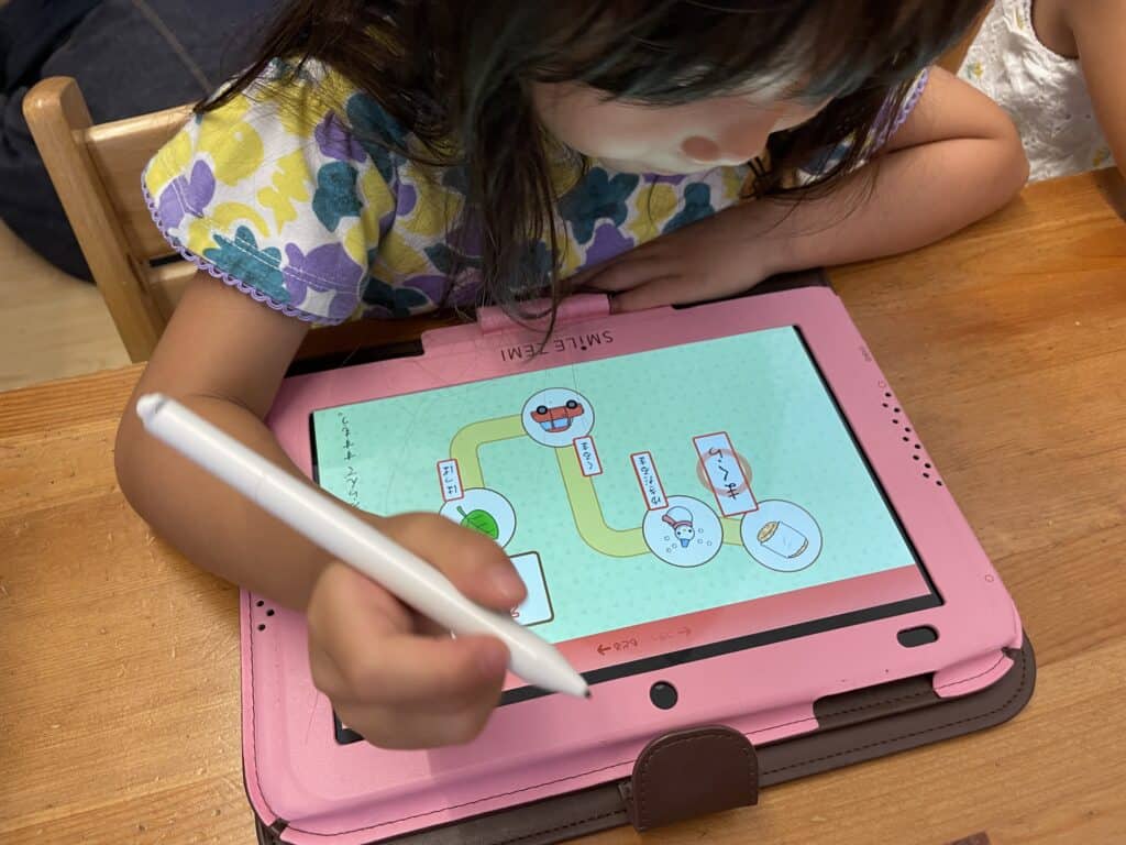 スマイルゼミで勉強する小学生